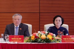 Đồng chí Nguyễn Hoà Bình, Ủy viên Bộ Chính trị, Phó Bí thư thường trực Đảng ủy Chính phủ, Phó Thủ tướng thường trực Chính phủ và đồng chí Phạm Thị Thanh Trà, Ủy viên Trung ương Đảng, Ủy viên Ban Thường vụ Đảng ủy Chính phủ, Bộ trưởng Bộ Nội vụ thảo luận tại tổ. (Ảnh: Dương Giang/TTXVN)