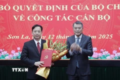 Đồng chí Lê Minh Hưng, Ủy viên Bộ Chính trị, Bí thư Trung ương Đảng, Trưởng Ban Tổ chức Trung ương tặng hoa chúc mừng tân Bí thư Tỉnh ủy Sơn La Hoàng Văn Nghiệm. (Ảnh: Nguyễn Cường/TTXVN)