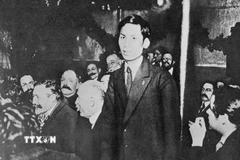 Đồng chí Nguyễn Ái Quốc (Chủ tịch Hồ Chí Minh) phát biểu tại Đại hội thành lập Đảng Cộng sản Pháp họp ở thành phố Tua. Đồng chí là người Việt Nam đầu tiên trở thành người cộng sản và là một trong những sáng lập viên của Đảng Cộng sản Pháp (12/1920). (Ảnh: TTXVN)