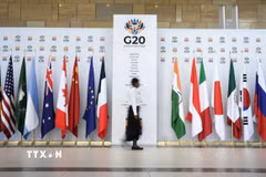 Quốc kỳ các quốc gia thành viên Nhóm G20 tại Hội nghị Bộ trưởng Tài chính và Thống đốc ngân hàng trung ương G20 tại Cape Town, Nam Phi. (Ảnh: Reuters/TTXVN)