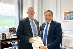 Đại sứ Đỗ Minh Hùng và Chủ tịch Quốc hội Bắc Ireland Edwin Poots. (Ảnh: TTXVN phát)