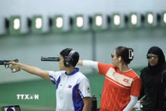 Xạ thủ Trịnh Thu Vinh thi đấu nội dung đồng đội 10m súng ngắn hơi nữ. (Ảnh: Minh Quyết/TTXVN)