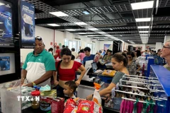 Người dân xếp hàng chờ thanh toán tại một quấy thu ngân ở Siêu thị 70 y 3, một siêu thị thí điểm của Nhà nước thành toán bằng đồng USD, ở thủ đô La Habana. (Ảnh: Việt Hùng/TTXVN)