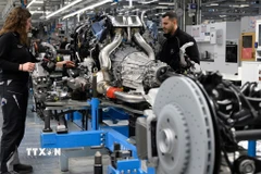 Công nhân làm việc tại một nhà máy sản xuất ôtô ở Sindelfingen, Đức. (Ảnh: AFP/TTXVN)