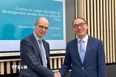 Ông Jean-Yves Bertucci, Chủ tịch Phòng Tranh chấp Tòa Thẩm kế, tiếp đón Phó Tổng Kiểm toán Nhà nước Bùi Quốc Dũng.​ (Ảnh: Thu Hà/TTXVN)