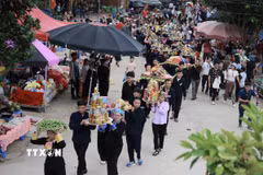 Phần lễ của chợ tình, người dân Khau Vai sẽ dâng lễ lên miếu Ông, miếu Bà như để nhớ về nguồn cội, những người khai đất khai hoang ra bản làng Khau Vai và để tôn vinh tình yêu lứa đôi. (Ảnh: Minh Quyết/TTXVN)