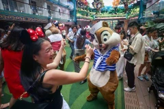 Các nhân vật Disney nhảy múa cùng du khách trên du thuyền Disney Adventure ngày 5/3/2026. (Ảnh: The Straits Times)