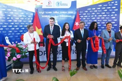 Phó Thủ tướng Cuba Oscar Pérez-Oliva Fraga (thứ 3, từ trái sang), Đại sứ Việt Nam tại Cuba Lê Quang Long (thứ 5, từ trái sang) và Chủ tịch Hội đồng quản trị Tổng Công ty Thái Bình Trần Thanh Tú (thứ 2, từ trái sang) cắt băng khai trương gian hàng Việt Nam. (Ảnh: Việt Hùng/TTXVN)