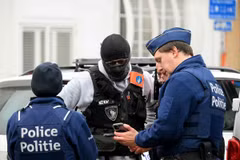 Cảnh sát Bỉ truy đuổi những kẻ có vũ trang sau vụ nổ súng bên ngoài tàu điện ngầm Brussels. (Ảnh: AFP/Getty )