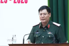 Thiếu tướng Lê Văn Vỹ, Phó Tham mưu trưởng Quân khu 4, Phó Trưởng Ban Chỉ đạo tìm kiếm, quy tập và xác định danh tính hài cốt liệt sĩ Quân khu phát biểu chỉ đạo hội nghị. (Ảnh: TTXVN phát)