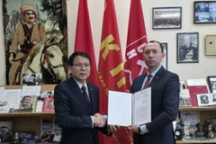 Ông Sergei Syrankov, Bí thư thứ nhất Ban chấp hành Đảng Cộng sản Belarus trao thư chúc mừng Đại hội đại biểu toàn quốc lần thứ XIV cho Đại sứ Việt Nam tại Belarus Nguyễn Văn Trung. (Ảnh: Báo Quốc tế)