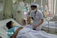 Người bệnh chạy thận nhân tạo dịch vụ tại Bệnh viện Bà Rịa. (Ảnh: Hoàng Nhị/TTXVN)