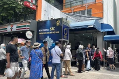 Người dân xếp hàng mua vàng tại Trung tâm vàng bạc đá quý SJC Minh Khai, Thành phố Hồ Chí Minh. (Ảnh: Hứa Chung/TTXVN)