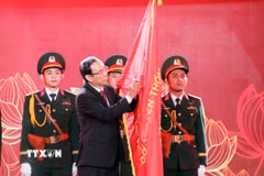 Bí thư Thành ủy Thành phố Hồ Chí Minh Nguyễn Văn Nên gắn danh hiệu Anh hùng Lao động lên cờ truyền thống của Ủy ban MTTQ Việt Nam Thành phố Hồ Chí Minh. (Ảnh: Xuân Khu/TTXVN)