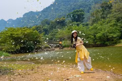 Du khách thích thú với những cánh bướm mỏng manh. (Ảnh: Đức Phương/TTXVN)