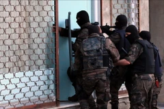 Cảnh sát Thổ Nhĩ Kỳ truy quét khủng bố tại Istanbul. (Ảnh: AA)