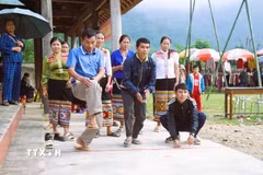 Trước khi bước vào trò chơi, mọi người tham gia phải chia đội, mỗi đội thường có từ 3 đến 5 người chơi rồi thỏa thuận hoặc bốc thăm để giành lượt chơi trước. (Ảnh: Xuân Tiến/TTXVN)