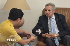 Ông Mourad Lamoudi, Ủy viên Trung ương phụ trách đối ngoại đảng FLN (Algeria) trả lời phóng viên TTX thường trú tại Algeria. (Ảnh: Nguyễn An/TTXVN)