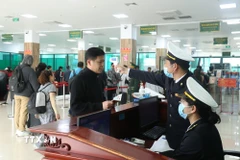 Thực hiện giám sát y tế đối với người dân, khách du lịch. (Ảnh: Hương Thu/TTXVN)