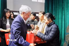 Phó Chủ tịch Thường trực Quốc hội Đỗ Văn Chiến cùng lãnh đạo tỉnh Bắc Ninh trao quà cho các hộ nghèo trên địa bàn phường Bắc Giang. (Ảnh: Danh Lam/TTXVN)