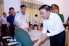 Đồng chí Trần Cẩm Tú, Ủy viên Bộ Chính trị, Thường trực Ban Bí thư thăm, tặng quà thương, bệnh binh tại Trung tâm Điều dưỡng thương binh Nghệ An. (Ảnh: Phương Hoa/TTXVN)