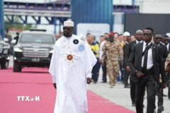 Ông Mamady Doumbouya (trái) tới dự một sự kiện ở Forecariah, Guinea ngày 11/11/2025. (Ảnh: THX/TTXVN)