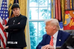 Tổng thống Mỹ Donald Trump (phải) và tỷ phú Elon Musk tại Nhà Trắng ngày 30/5/2025. (Ảnh: Reuters/TTXVN)