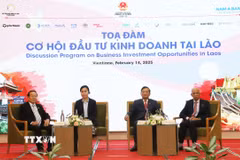 Lãnh đạo bộ, ngành liên quan của Lào và đại diện doanh nghiệp Việt Nam tại sự kiện. (Ảnh: Xuân Tú/TTXVN)