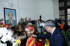Tổng Bí thư Tô Lâm thắp hương tưởng niệm Tổng Bí thư Nguyễn Phú Trọng. (Ảnh: Thống Nhất/TTXVN)