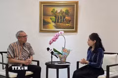 Ông Beni Sukadis, Điều phối viên cao cấp thuộc Viện Nghiên cứu Quốc phòng và Chiến lược Indonesia (Lesperssi) trả lời phỏng vấn TTXVN tại Indonesia. (Ảnh: Minh Thái/TTXVN)