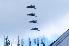 Biên đội máy bay tiêm kích thế hệ thứ 5 Sukhoi Su-57 tổng duyệt cho lễ duyệt binh kỷ niệm Chiến thắng phátxít tại Moskva. (Ảnh: Trần Hiếu/TTXVN)