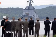 Nhà lãnh đạo Triều Tiên Kim Jong Un (thứ 4, phải) thị sát cuộc thử nghiệm tàu khu trục Kang Kon của hải quân, ngày 4/6/2026. (Ảnh: Yonhap/TTXVN)