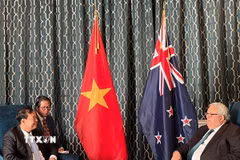 Chủ tịch Quốc hội New Zealand Gerry Brownlee (bên phải) tiếp Thượng tướng Lê Tấn Tới, Chủ nhiệm Ủy ban Quốc phòng, An ninh và Đối ngoại của Quốc hội. (Ảnh: TTXVN phát)