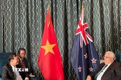 Chủ tịch Quốc hội New Zealand Gerry Brownlee (bên phải) tiếp Thượng tướng Lê Tấn Tới, Chủ nhiệm Ủy ban Quốc phòng, An ninh và Đối ngoại của Quốc hội. (Ảnh: TTXVN phát)