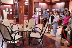 Bộ ghế mây Thủ tướng Phạm Văn Đồng thường ngồi làm việc với Bác Hồ được trưng bày tại Khu lưu niệm. (Ảnh: Phạm Cường/TTXVN)