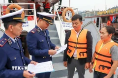 Lực lượng chức năng tăng cường kiểm tra các phương tiện giao thông đường thủy đường thủy nội địa khu vực lòng hồ sông Đà. (Ảnh: Đại Lâm/TTXVN)