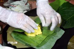 Gói bánh. (Ảnh: Việt Hùng/TTXVN)