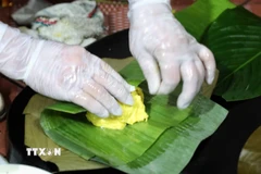 Gói bánh. (Ảnh: Việt Hùng/TTXVN)