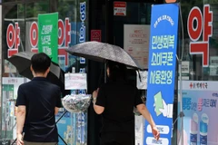 Người dân đi ngang qua một hiệu thuốc ở trung tâm Seoul. (Ảnh: koreaherald)