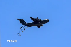 Hàng viện trợ nhân đạo được thả xuống Dải Gaza, ngày 1/8/2025. (Ảnh: THX/TTXVN)