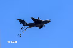 Hàng viện trợ nhân đạo được thả xuống Dải Gaza, ngày 1/8/2025. (Ảnh: THX/TTXVN)