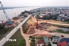 Thi công cầu Mễ Sở - một trong những hạng mục trọng điểm của dự án đường Vành đai 4 - Vùng Thủ đô, có tổng mức đầu tư khoảng 4.900 tỷ đồng bắc qua sông Hồng, nối Hà Nội với tỉnh Hưng Yên. (Ảnh: Vũ Quang/TTXVN)