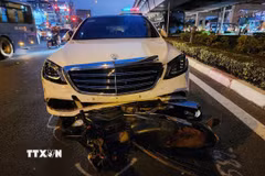 Chiếc xe Mercedes gây tai nạn. (Ảnh: TTXVN phát)