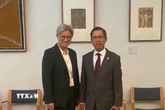 Đại sứ Phạm Hùng Tâm (phải) và Bộ trưởng Ngoại giao Australia Penny Wong. (Ảnh: TTXVN phát)