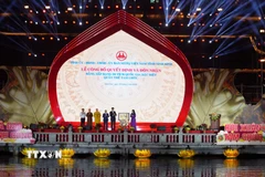 Bà Lê Thị Thu Hiền, Cục trưởng Cục Di sản văn hóa, Bộ Văn hóa Thể thao và Du lịch công bố và trao Quyết định của Thủ tướng Chính phủ quyết định xếp hạng Di tích Quốc gia đặc biệt, trao Bằng xếp hạng Di tích Quốc gia đặc biệt Quần thể Tam Chúc cho tỉnh Ninh Bình. (Ảnh: Thanh Tuấn/TTXVN)