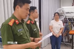 Cơ quan Công an tiến hành khám xét khẩn cấp chỗ ở và địa điểm livestream bán hàng, kho hàng của đối tượng Nguyễn Thị Thu Hường, tháng 7/2025. (Ảnh: TTXVN phát)