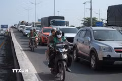 Các phương tiện lưu thông đông đúc trên Quốc lộ 1 (đoạn qua xã Tân Nhựt) hướng về các tỉnh, thành miền Tây. (Ảnh: Hồng Đạt/TTXVN)
