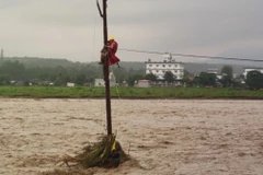 Nước lũ tàn phá nhiều nhà cửa và đường sá ở bang Uttarakhand, Ấn Độ ngày 16/9/2025. (Ảnh: ANI/TTXVN)