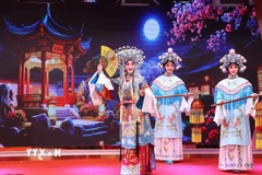 Biểu diễn hán kịch “Quý phi say rượu” tại buổi lễ. (Ảnh: Văn Điệp/TTXVN)