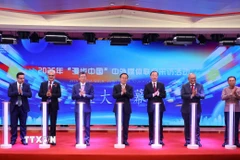 Đại sứ Việt Nam tại Trung Quốc Phạm Thanh Bình cùng các đại biểu khởi động Chương trình “Dạo bước Trung Quốc - Khám phá Vũ Hán”. (Ảnh: Văn Điệp/TTXVN)